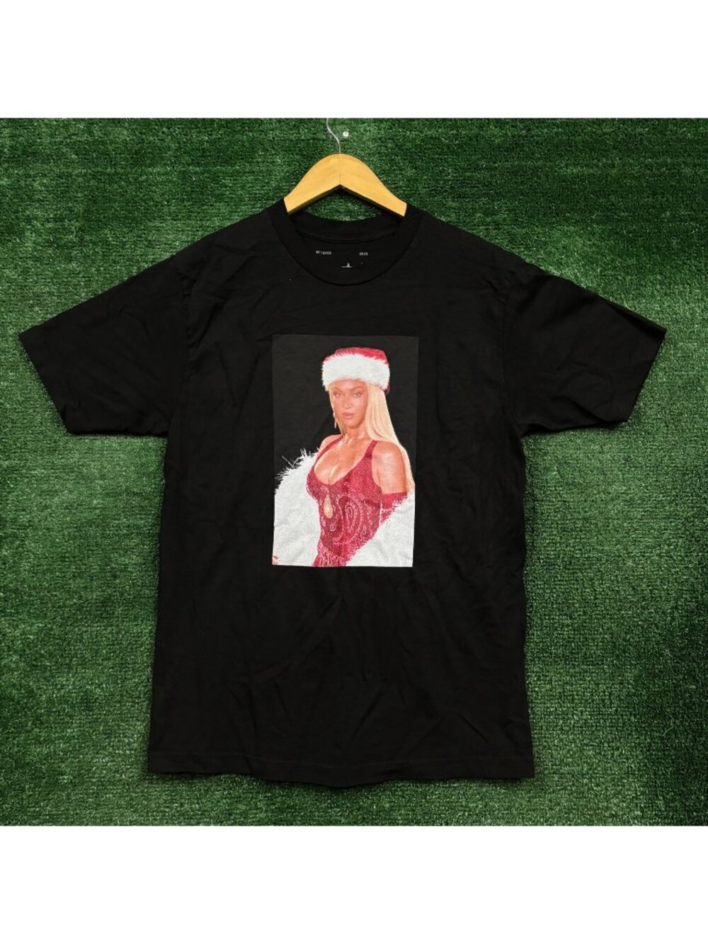 Beyoncé Resting Sleigh Face T-Shirt Size Medium